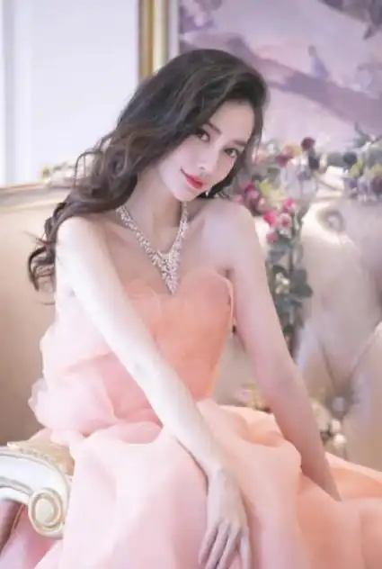 angelababy是我们国内最受欢迎的女明星之一,她不仅有着仙女般的容貌