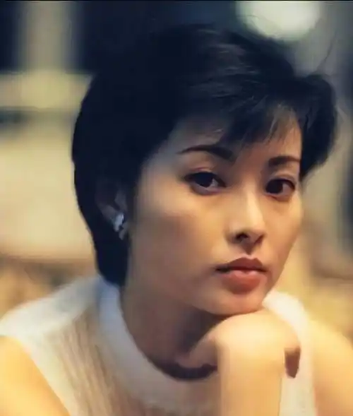 清纯的面孔01 曾经的天使年轻时候的袁立,长着一张天使般的脸,鬼怪