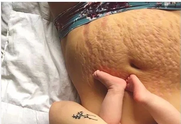 21岁漂亮妈妈生下四个孩子,发了一张照片把网友吓坏了!