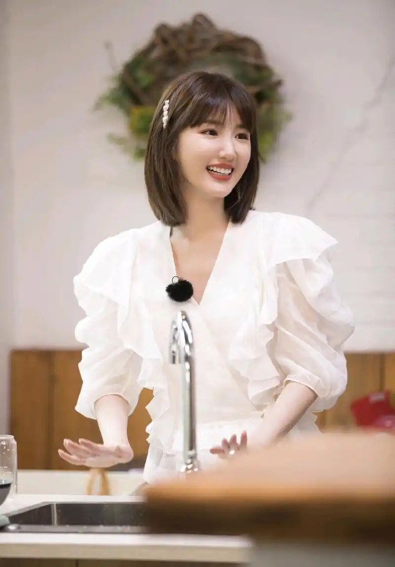 毛晓彤现身机场身穿白色泡泡袖衬衫搭配灰色短裙简约又时髦