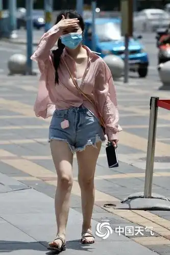 37℃!北京气温创今年来新高 三里屯街头行人穿搭清凉