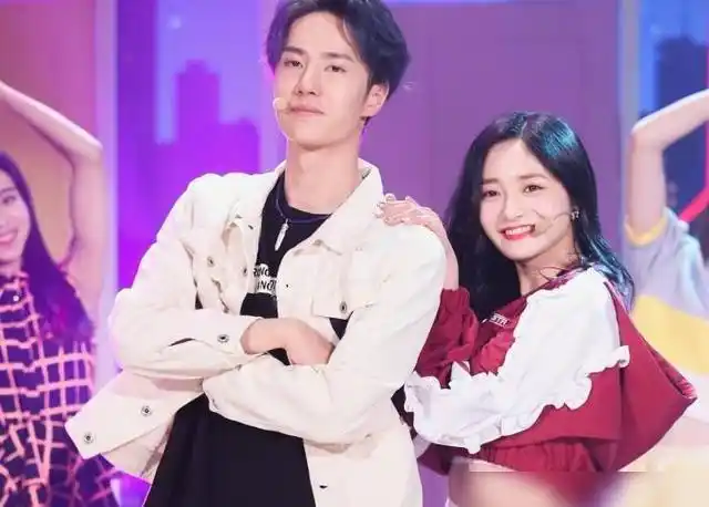 副咖的大张伟及也是话比较多的,谢娜维嘉同样,造成边缘mc的一博及吴昕