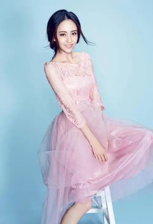 7月9日,佟丽娅在微博晒出一张黄昏照,称"新疆的晚上十点多,好美",疑似