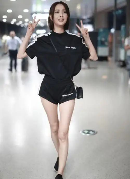 佟丽娅当妈还这么瘦!超短热裤秀筷子腿,身材堪比少女