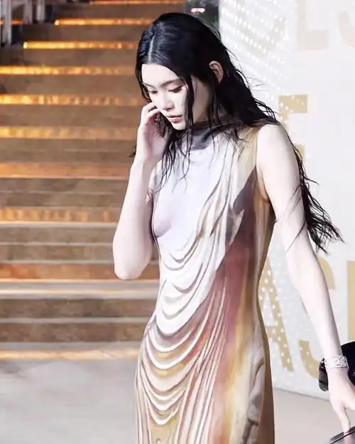 要知道,奚梦瑶原本就有着178厘米的身高,在娱乐圈这么多女明星们当中