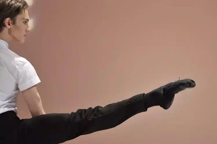 送上一段julian mackay的舞蹈视频 ▼