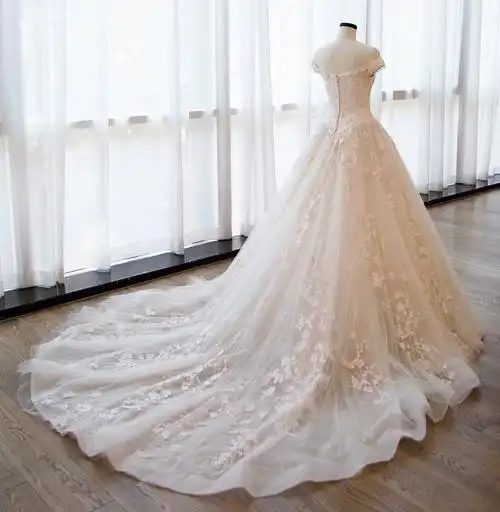 该商品选自北京地区的淘宝集市"we eden婚纱礼服高级定制",所属主分类