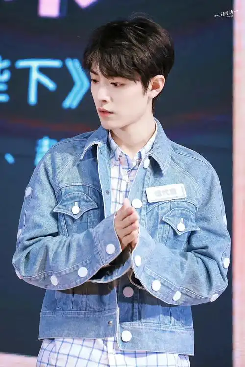 肖战蓝色牛仔外套白t造型