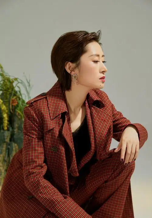 刘敏涛率性温柔性感写真,眼神超a,气场十足!