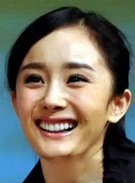 是嘴型还是牙龈出卖了她?