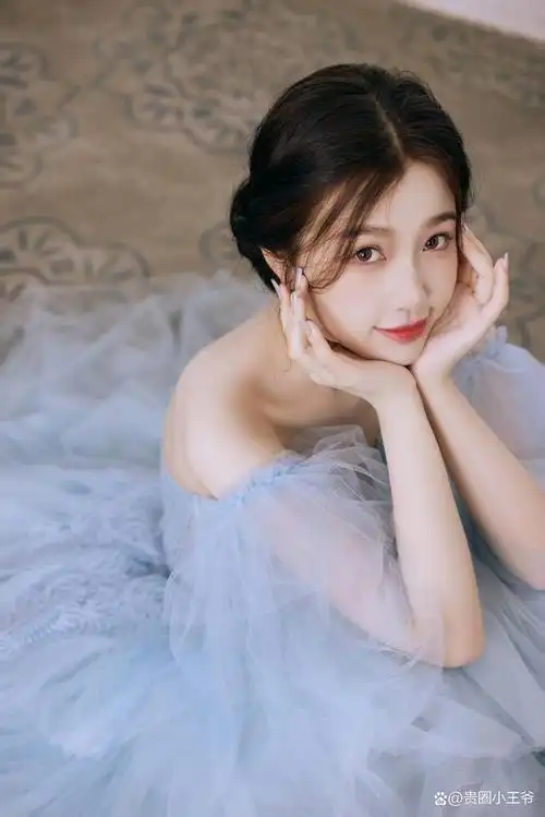 虞书欣一出场就惊艳了,穿一字肩纱裙尽显好身材,温柔女主角来了