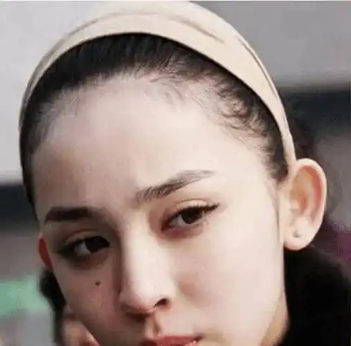 19岁娜扎纯素颜照,离开美颜滤镜,这就是所谓的最美艺考生?