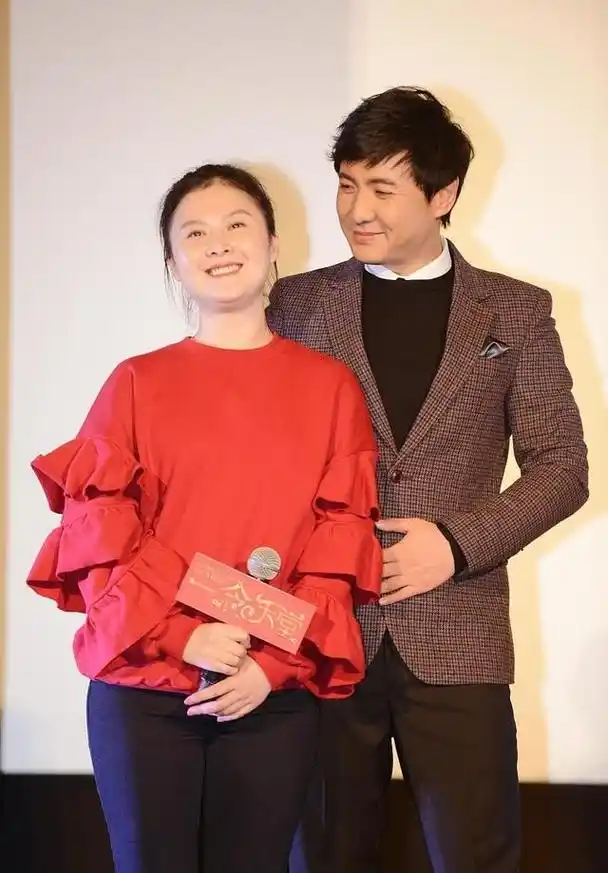 沈腾和王琦还挺有夫妻相的,脸蛋看着都圆圆的,穿的简单也很大气