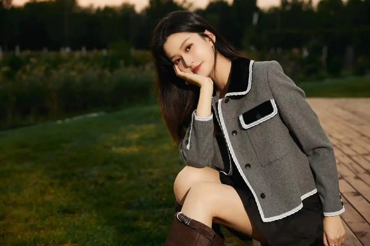 乔欣超短裙写真,青春靓丽,甜美可人,仿佛看到了80年代香港女艺人清纯