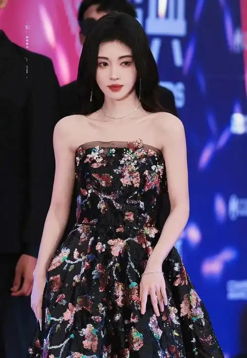 鞠婧祎一袭黑底花裙出席红毯又美出圈了