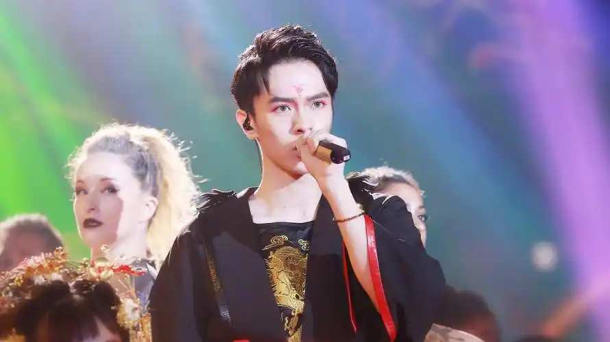 王南钧 快乐男声八进七全国赛 i met a boy, open the jar.