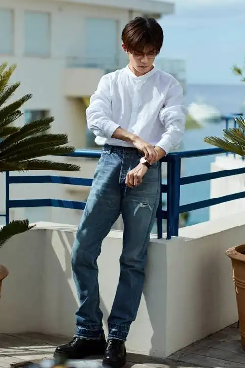 易烊千玺戛纳慵懒随拍 白衬衫墨镜造型酷帅有型