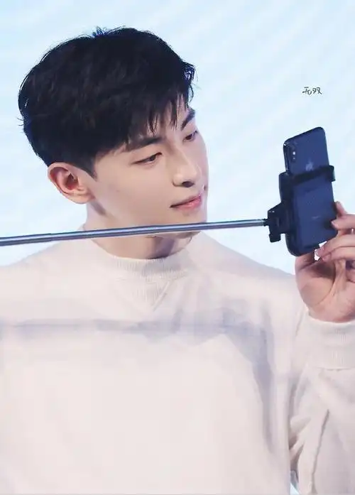 邓伦一袭白色毛衣宛如冬日阳光而高领毛衣外搭羽绒服乖巧可爱