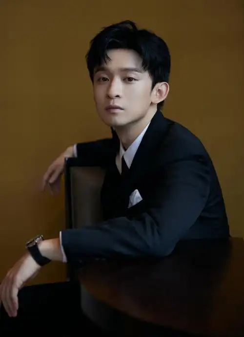 组图首位入围白玉兰90后男演员董子健极致黑西装大片曝光