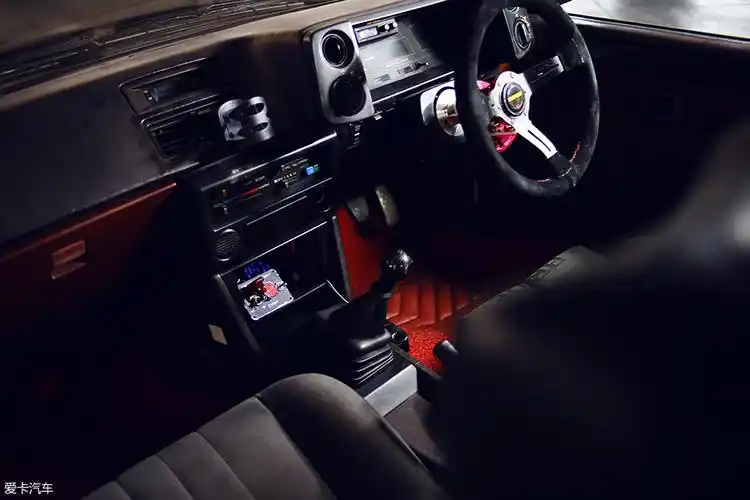 说实话,ae86的内饰设计很难让人提起兴趣,突兀的仪表区域,毫无修饰的