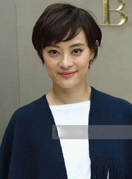 大,感觉眼睛也肿肿的 国内媒体放秦岚的照片是这张 孙俪没有ps的照片