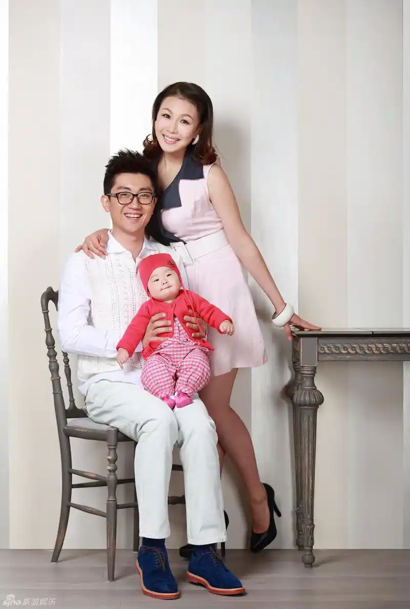 金志文携妻女登封面 全家福温情迎新年