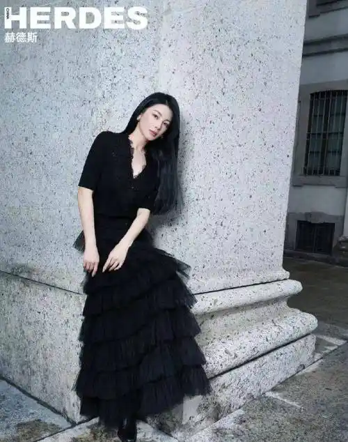 张雨绮素妆颜值在线 穿红色长靴御姐气质拉满_黑色_造型_整体