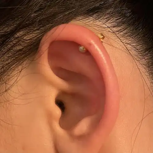 昨晚两点半睡着现在被发炎的耳骨疼醒