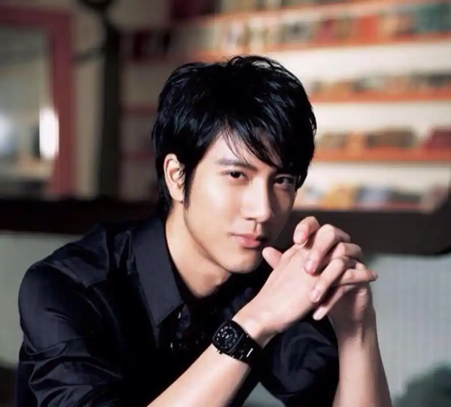 17日出生于美国纽约州罗切斯特市,祖籍浙江省义乌市,华语流行乐男歌手