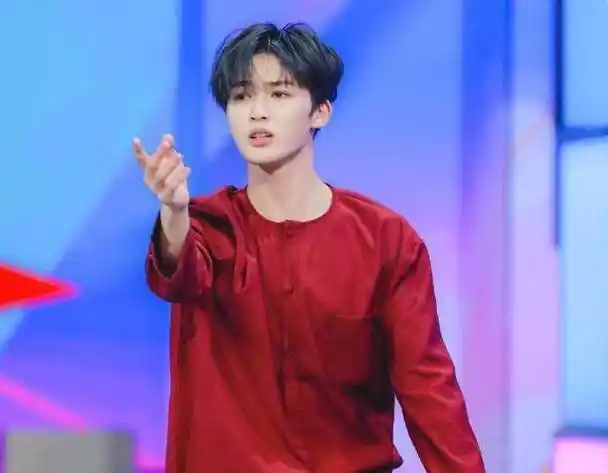 朱正廷换发型,被吐槽像猪刚鬣,看到他独舞后,有多少人说了真香_网友