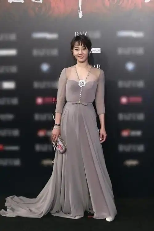 白百何身材丰满还会穿低胸裙直接露性感酥胸身材丰满真撩人