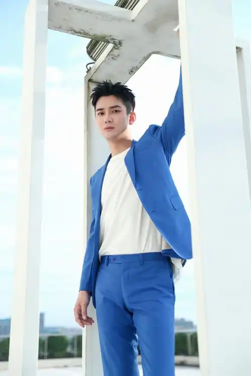 熊梓淇蓝色西装帅气写真图片