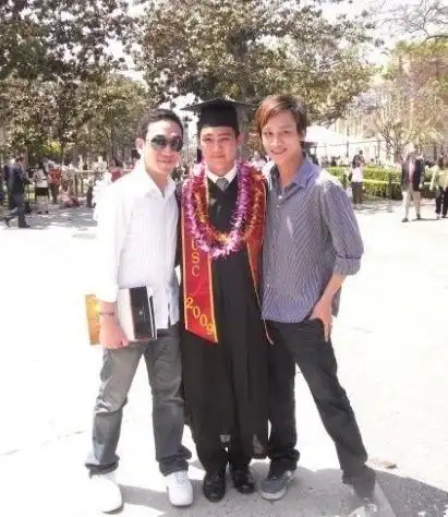 近日知名博主南唐遗少在其博客曝光一组赵雅芝三个儿子的照片,作为