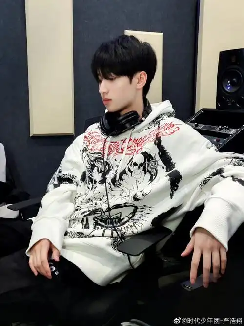 严浩翔超话06#严浩翔把蜘蛛网穿在身上#严浩翔身穿纪梵希秀款也太帅