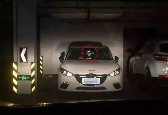 深夜停车,一张白白的鬼脸在车里"盯"着你!