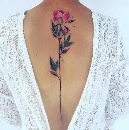 盛开在脊柱上的女生背部花朵纹身作品39