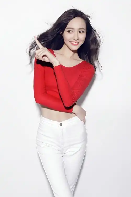 唐嫣,这位备受瞩目的女演员,凭借其超凡的美丽和迷人的外貌赢得了无数