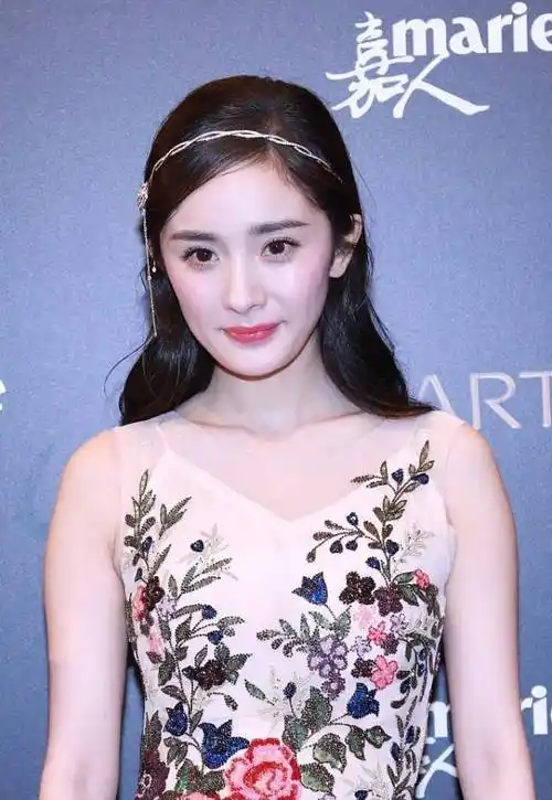 杨幂身材真好穿无袖裙一点赘肉也没有这身材哪像生过孩子的人