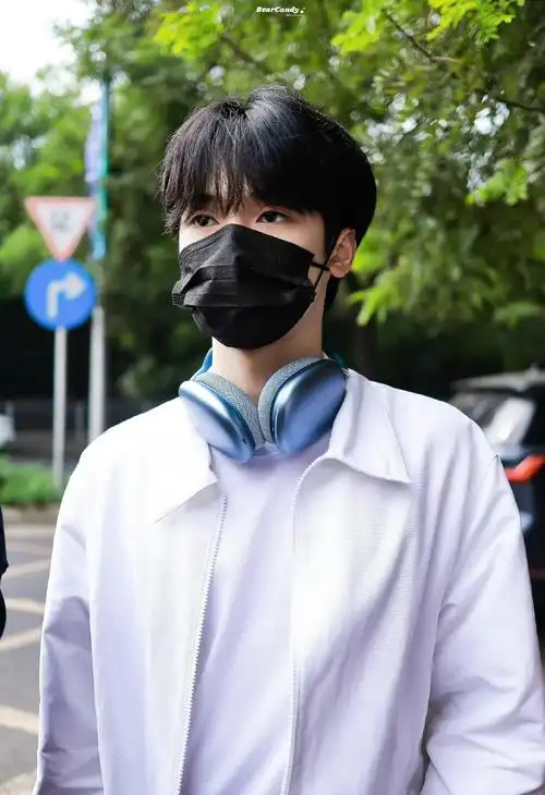 白色衬衣牛仔裤休闲又舒适从今天开始是大学生严浩翔啦@时代少年团