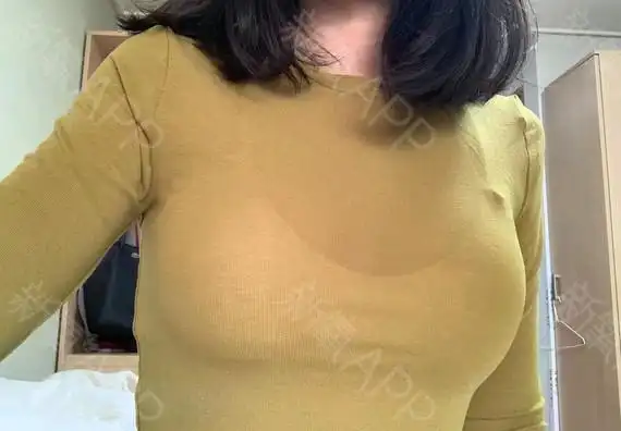 胸部非常的饱满我太喜欢了摸的时候胸胸软软的