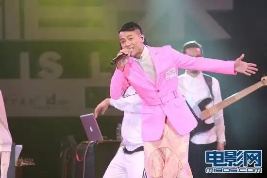 杨千嬅梁汉文献唱陈奕迅频繁换装high翻全场