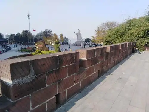 现在立那个"吴王城遗址"碑地方,小时候我们还看到鄂城