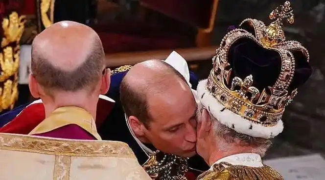 威廉下跪宣誓,查尔斯含着泪说"谢谢",他更应该说的,是对不起