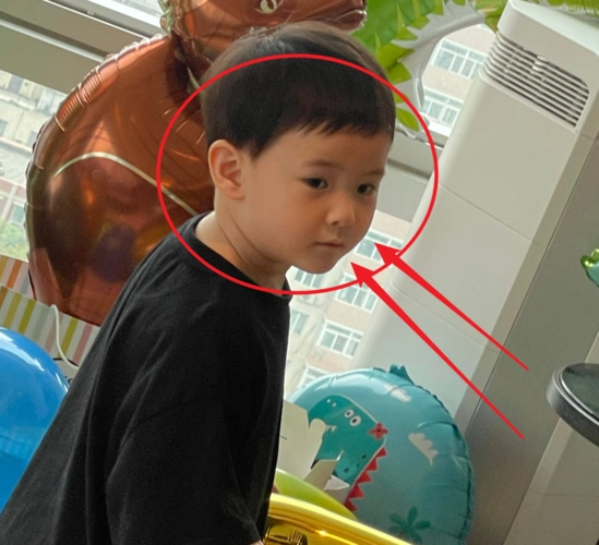 沈腾儿子近照曝光笑起来的五官挤出褶子这神情像极翻版的沈腾