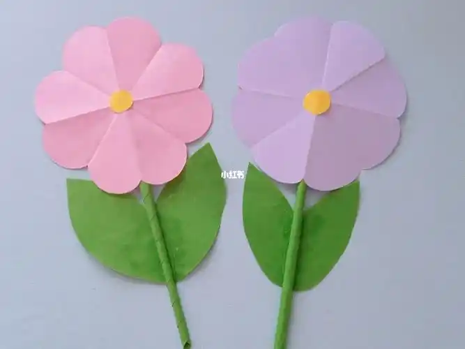 用纸做出的简易小花朵幼儿园必备