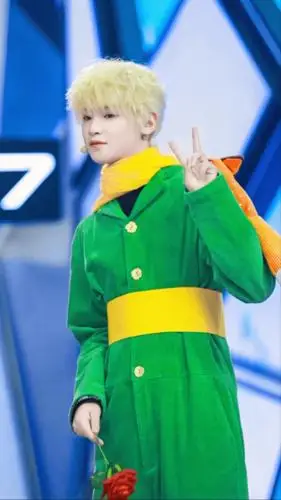 黄明昊还在节目中扮演了《小王子》里的小王子,金色头发绿色衣服玫瑰