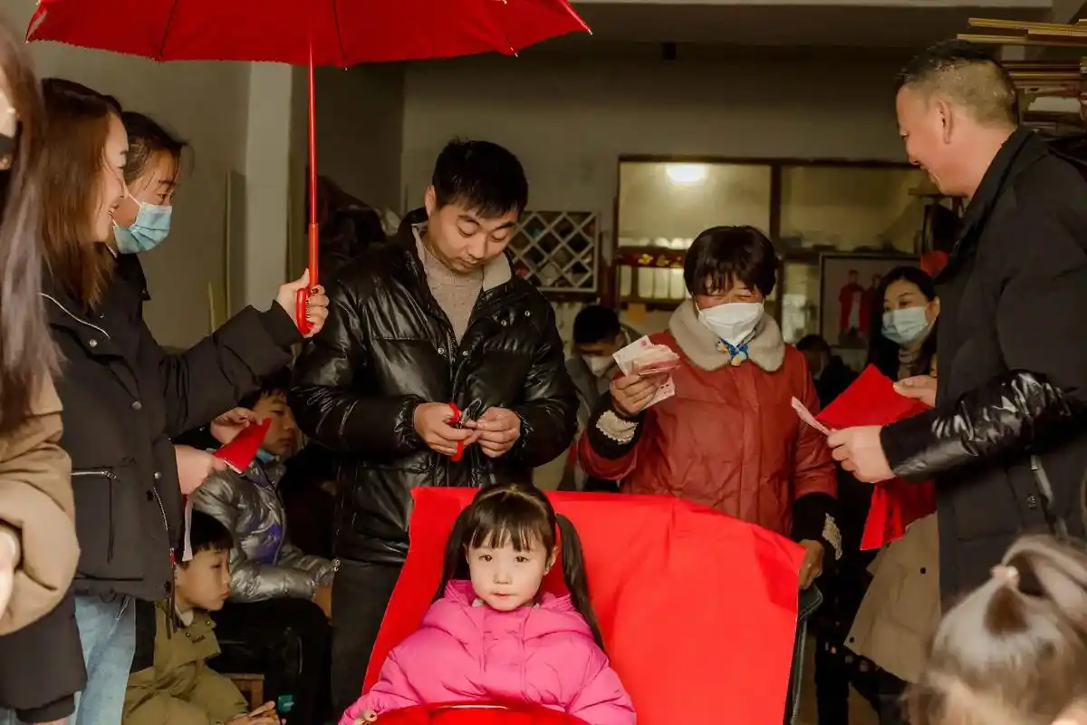 腊月二十二照片花絮来了,一剃一生顺遂,二剃富贵花开,三剃未来 - 抖音