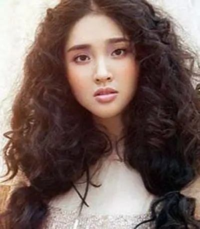 螺旋卷发型图片 2017成熟长卷发发型