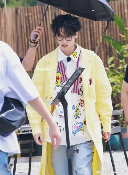 长褂 印花工装衬衫 印花牛仔裤  是妥妥的知识份子造型吧  严浩翔超话