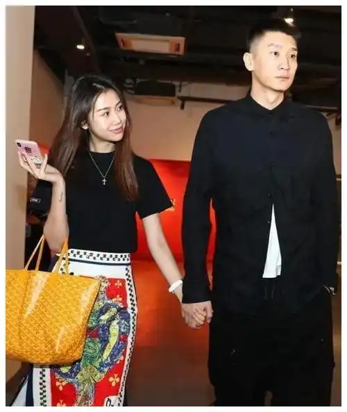 妻子陈露貌美如花!真得感谢朱芳雨啊